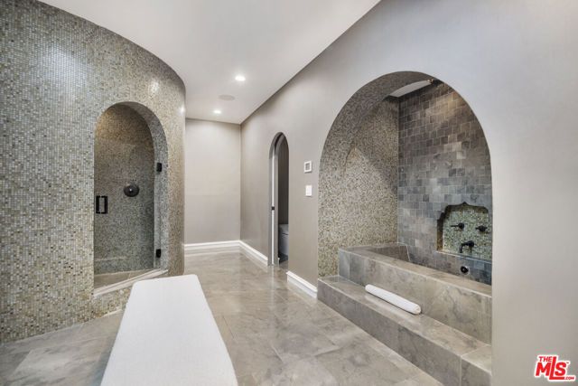 8828 Thrasher Avenue, Los Angeles, CA 90069