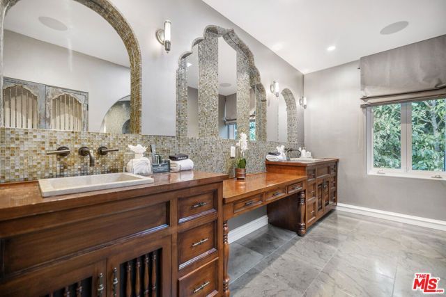 8828 Thrasher Avenue, Los Angeles, CA 90069