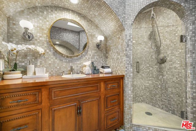 8828 Thrasher Avenue, Los Angeles, CA 90069