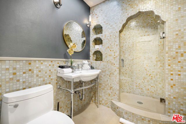 8828 Thrasher Avenue, Los Angeles, CA 90069