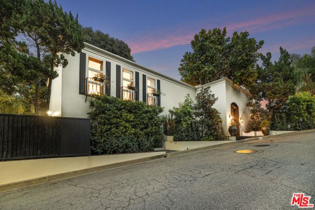 8828 Thrasher Avenue, Los Angeles, CA 90069