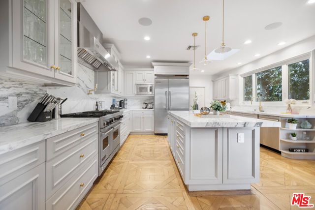 8828 Thrasher Avenue, Los Angeles, CA 90069