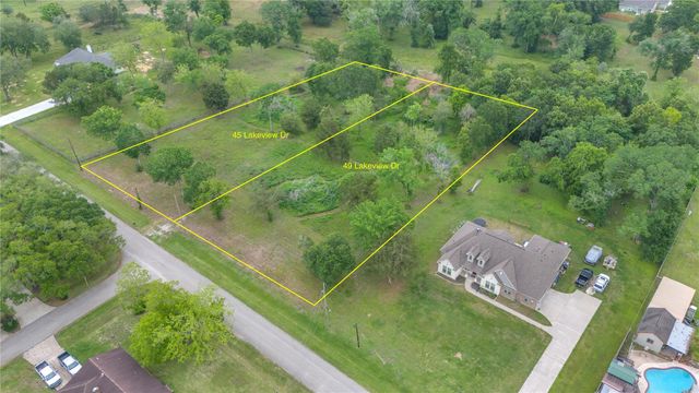 49 Lakeview Drive, Alvin, TX 77511