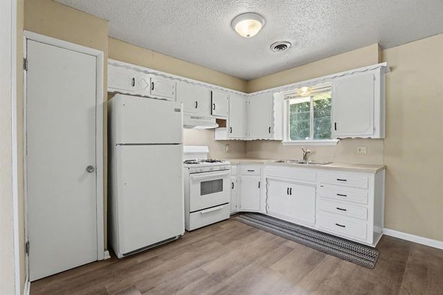 956 NW 6th Street, Moore, OK 73160
