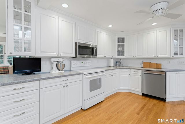 84 University Drive, Fairfield, CT 06824