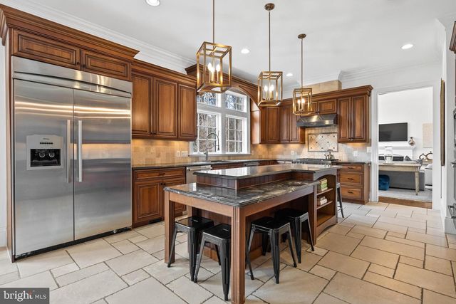 6929 RIVER OAKS DR, Mclean, VA 22101