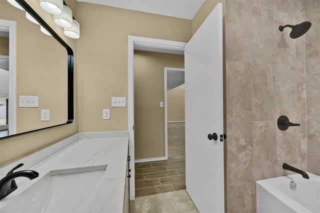 1102 NW 73rd St, Lawton, OK 73505