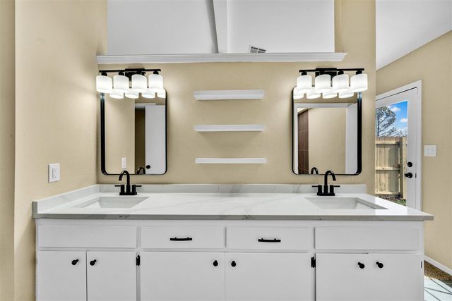 1102 NW 73rd St, Lawton, OK 73505