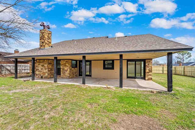 1102 NW 73rd St, Lawton, OK 73505