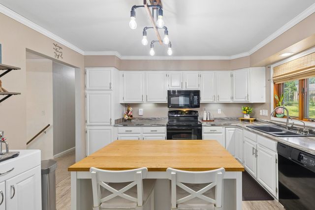 1162 33rd St Court, Moline, IL 61265