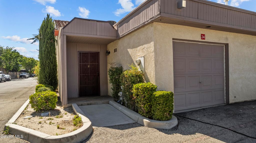 43334 W 32nd Street Unit 34, Lancaster, CA 93536