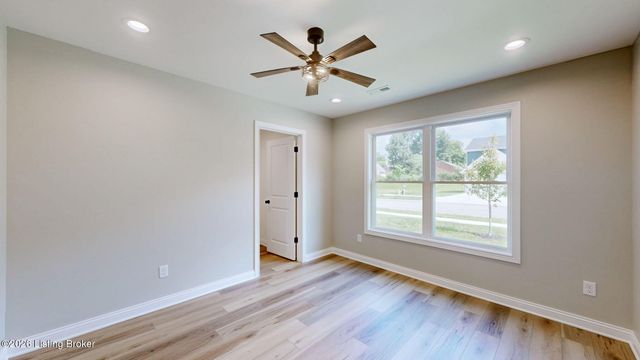 8207 Roseborough Rd, Louisville, KY 40228