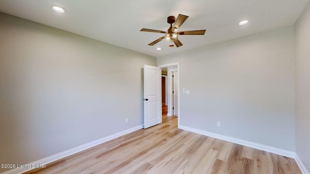 8207 Roseborough Rd, Louisville, KY 40228