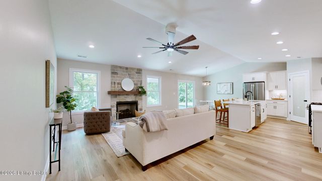 8207 Roseborough Rd, Louisville, KY 40228