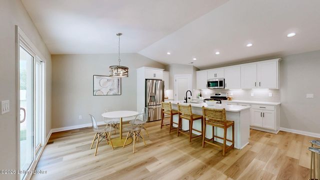 8207 Roseborough Rd, Louisville, KY 40228