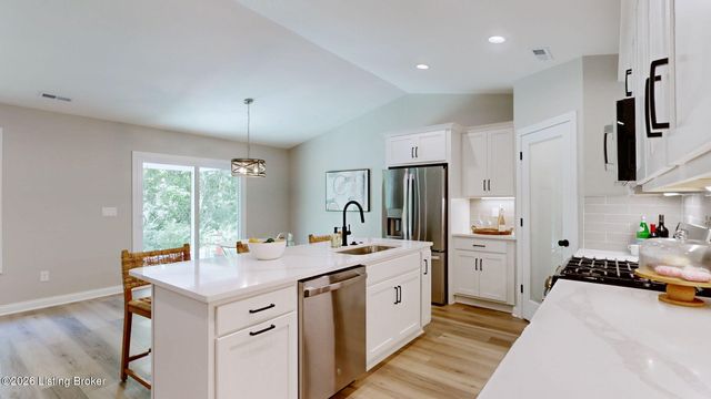 8207 Roseborough Rd, Louisville, KY 40228