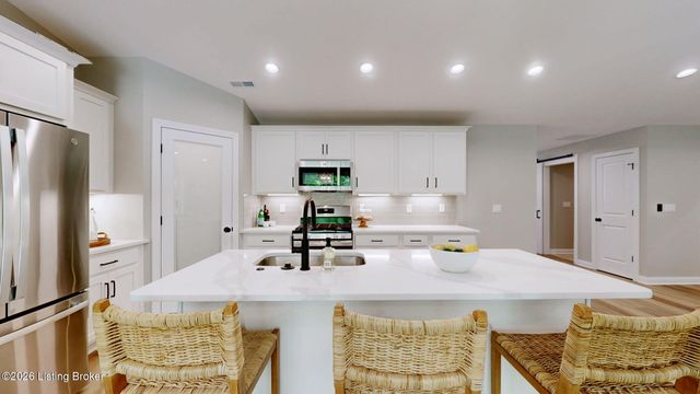 8207 Roseborough Rd, Louisville, KY 40228