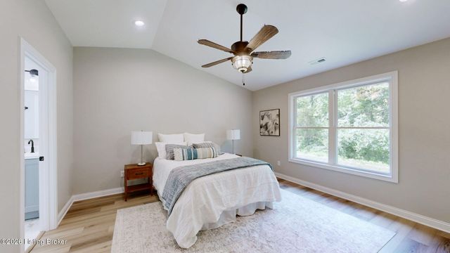 8207 Roseborough Rd, Louisville, KY 40228