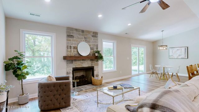 8207 Roseborough Rd, Louisville, KY 40228