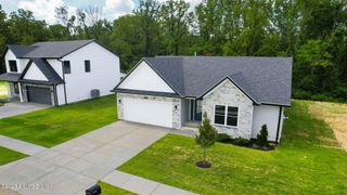 8207 Roseborough Rd, Louisville, KY 40228