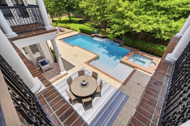 18 Dappled Sun Place, The Woodlands, TX 77381