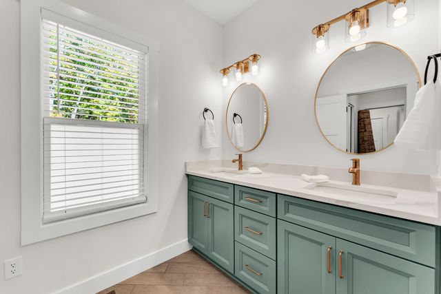 157 Rollin Pt, Branson West, MO 65737