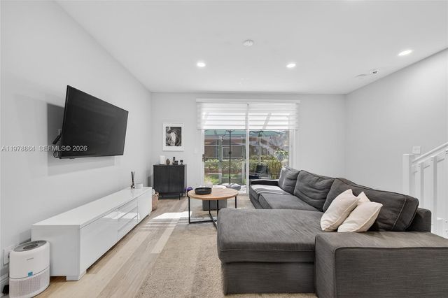 1594 Barcelona Way 5-18, Weston, FL 33327