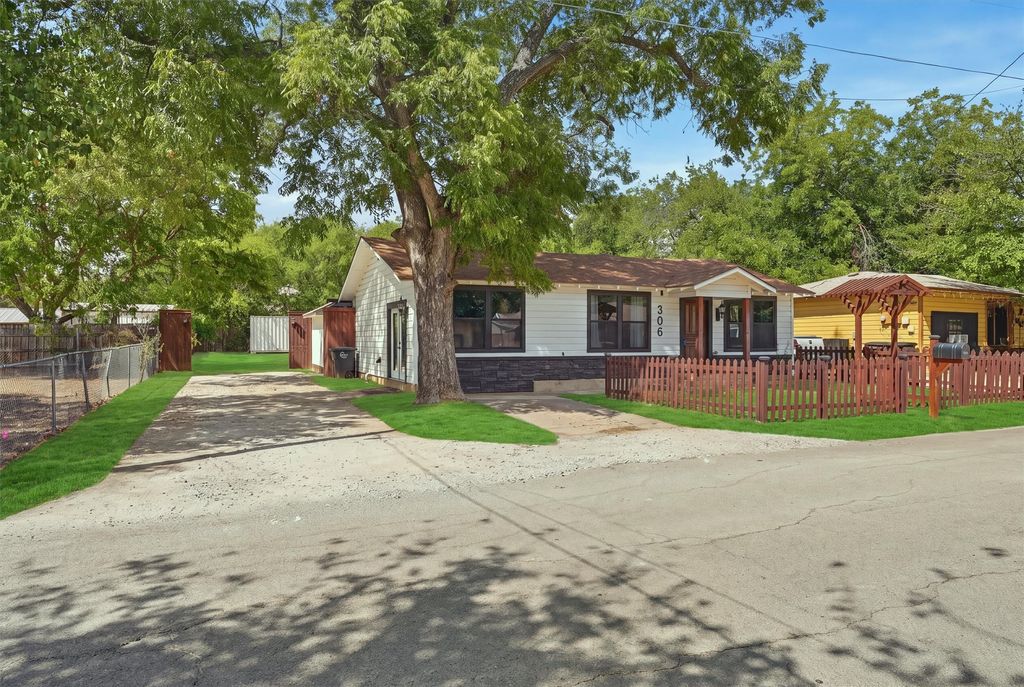 306 Lovelady Street, Cleburne, TX 76033 — photo 4