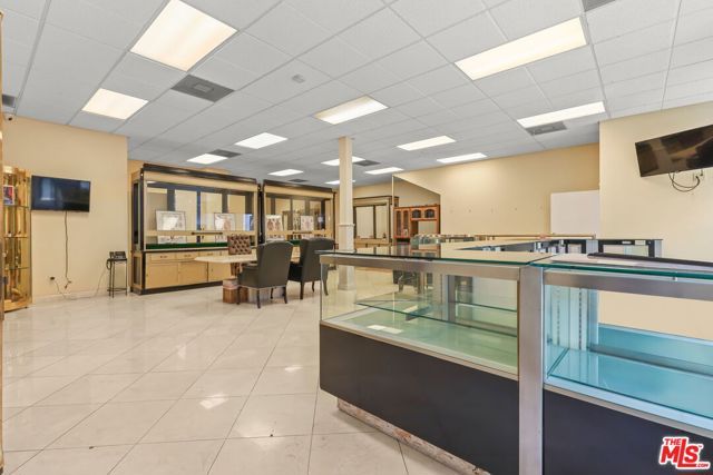 176 S Alvarado Street, Los Angeles, CA 90057