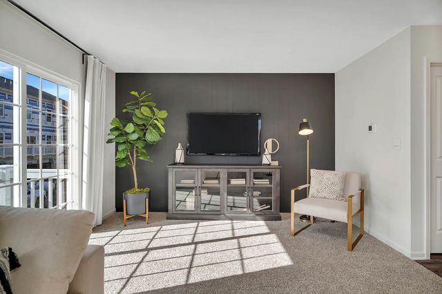 448 lakeshore Court, St. Charles, IL 60174