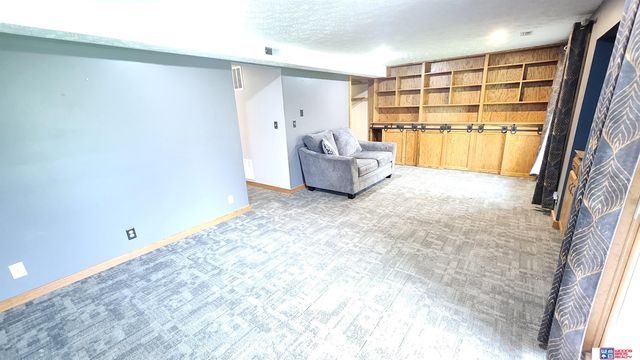 6805 Summerset Court, Lincoln, NE 68516