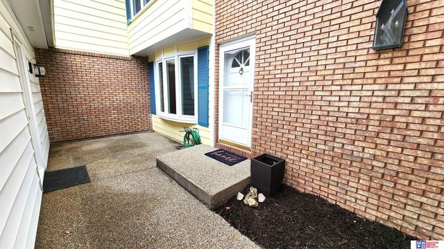 6805 Summerset Court, Lincoln, NE 68516