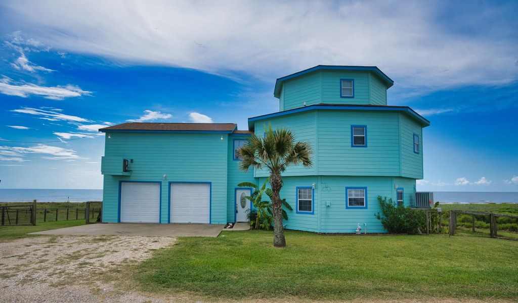 Image 3 of property listing at 2258 County Road 230, Sargent, TX 77414