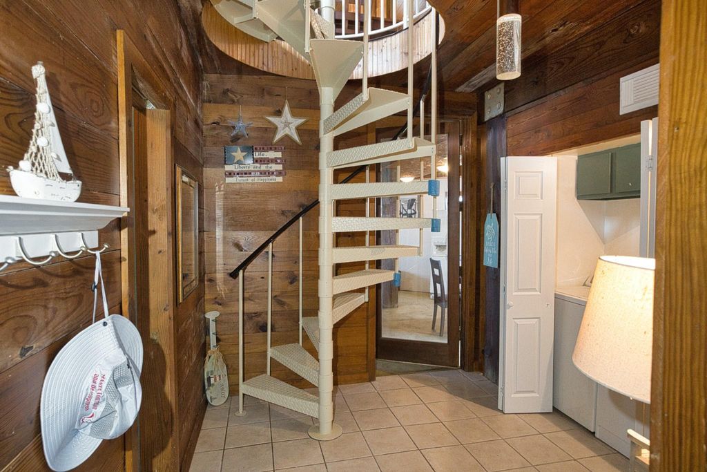 Image 4 of property listing at 2258 County Road 230, Sargent, TX 77414