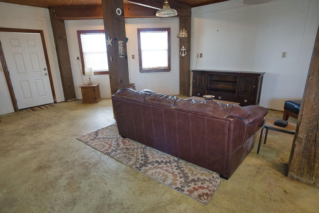 Image 6 of property listing at 2258 County Road 230, Sargent, TX 77414