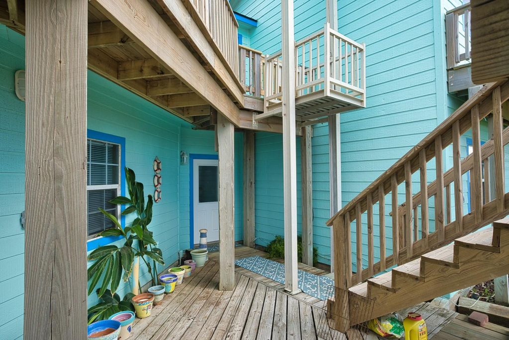 Image 8 of property listing at 2258 County Road 230, Sargent, TX 77414