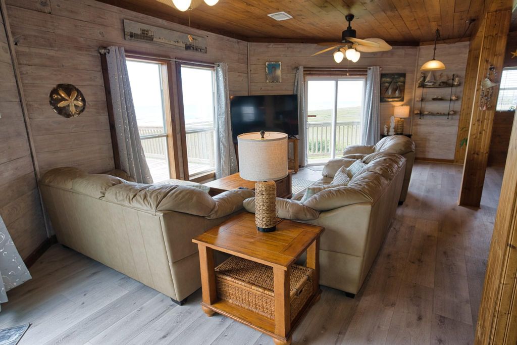 Image 9 of property listing at 2258 County Road 230, Sargent, TX 77414