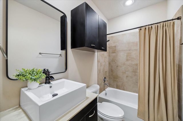 5610 Kiam Street B, Houston, TX 77007