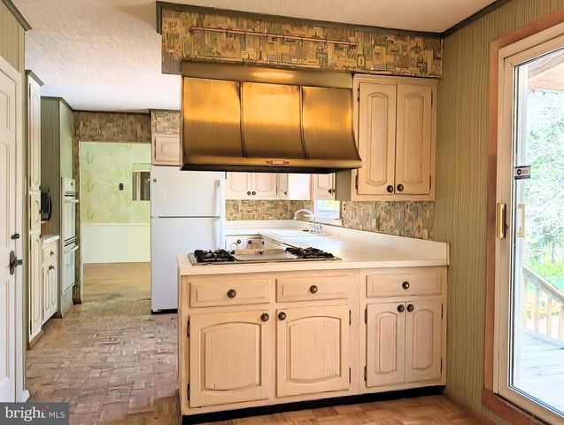 409 WHITMAN DR, Blackwood, NJ 08012