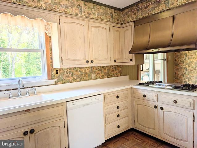 409 WHITMAN DR, Blackwood, NJ 08012