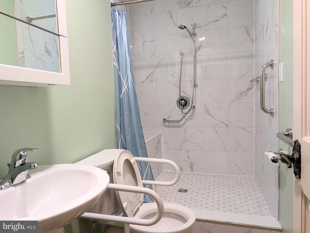 409 WHITMAN DR, Blackwood, NJ 08012