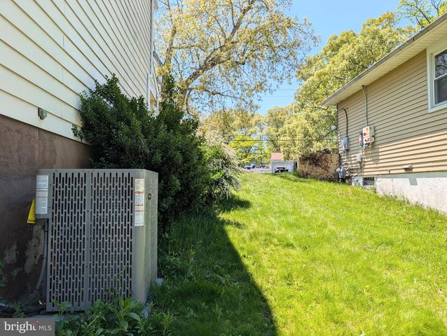 409 WHITMAN DR, Blackwood, NJ 08012