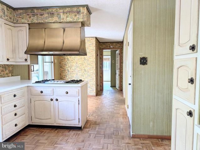 409 WHITMAN DR, Blackwood, NJ 08012