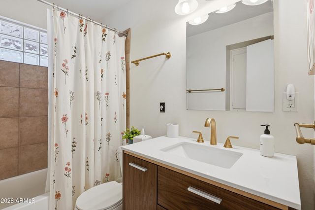 3935 E WHITTON Avenue, Phoenix, AZ 85018