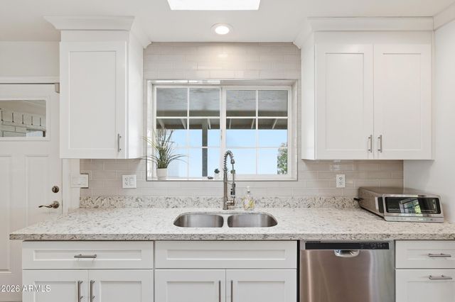 3935 E WHITTON Avenue, Phoenix, AZ 85018