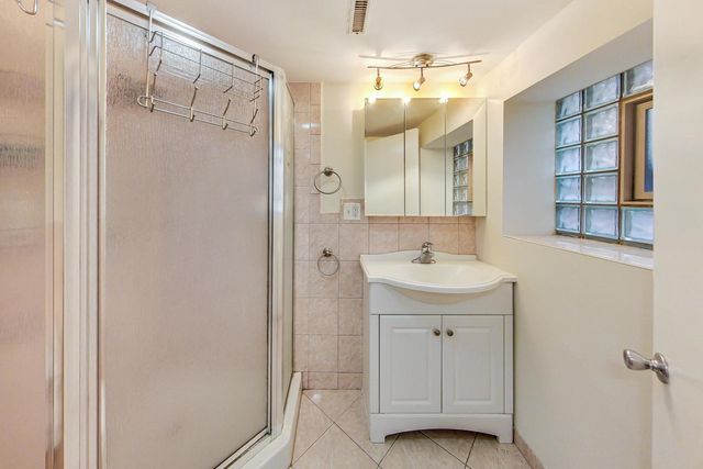 1521 W Nelson Street, Chicago, IL 60657