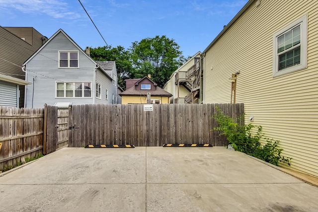 1521 W Nelson Street, Chicago, IL 60657