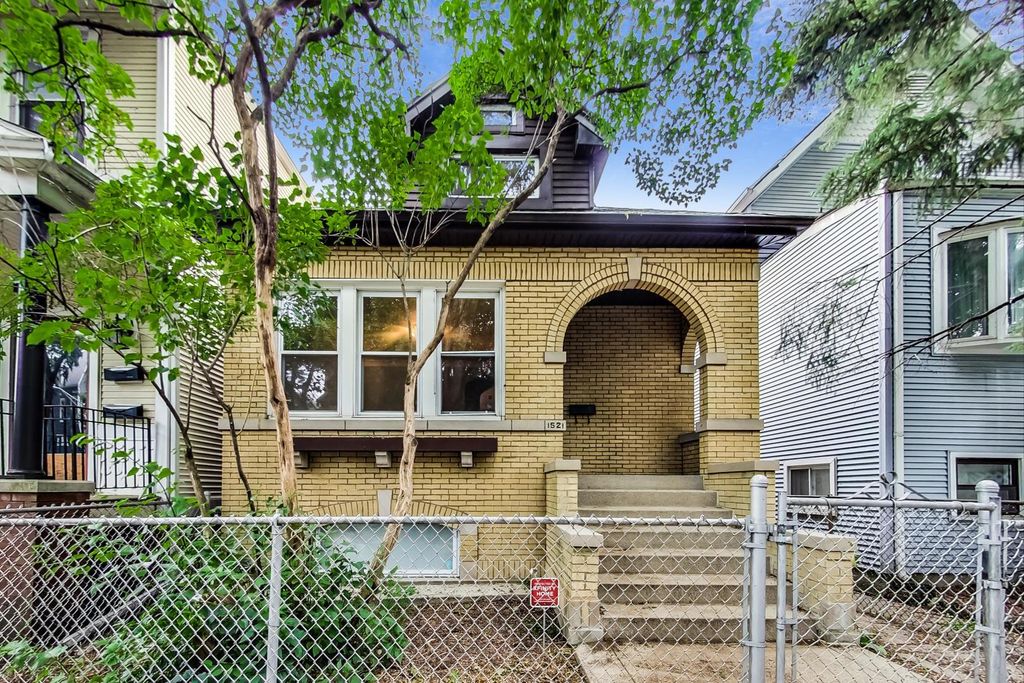 1521 W Nelson Street, Chicago, IL 60657