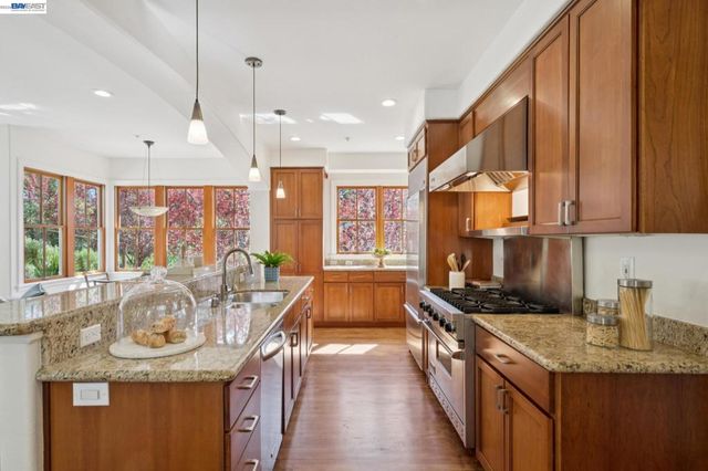 942 AQUARIUS WAY, Oakland, CA 94611