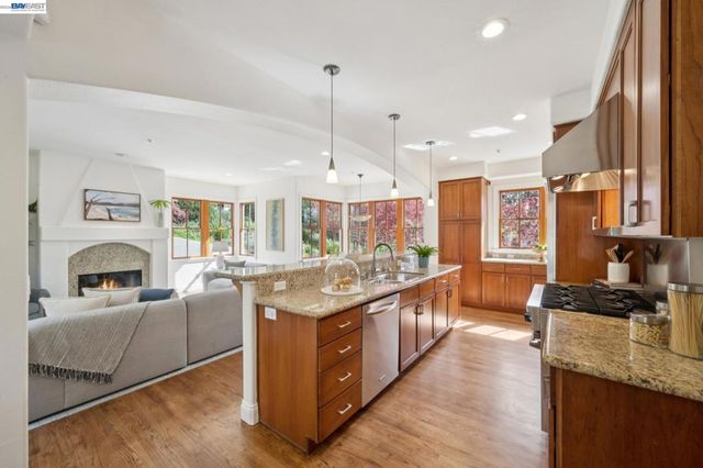 942 AQUARIUS WAY, Oakland, CA 94611